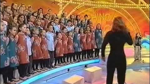 Cô bé Việt hát bài "Chú ếch con" trên truyền hình Italy