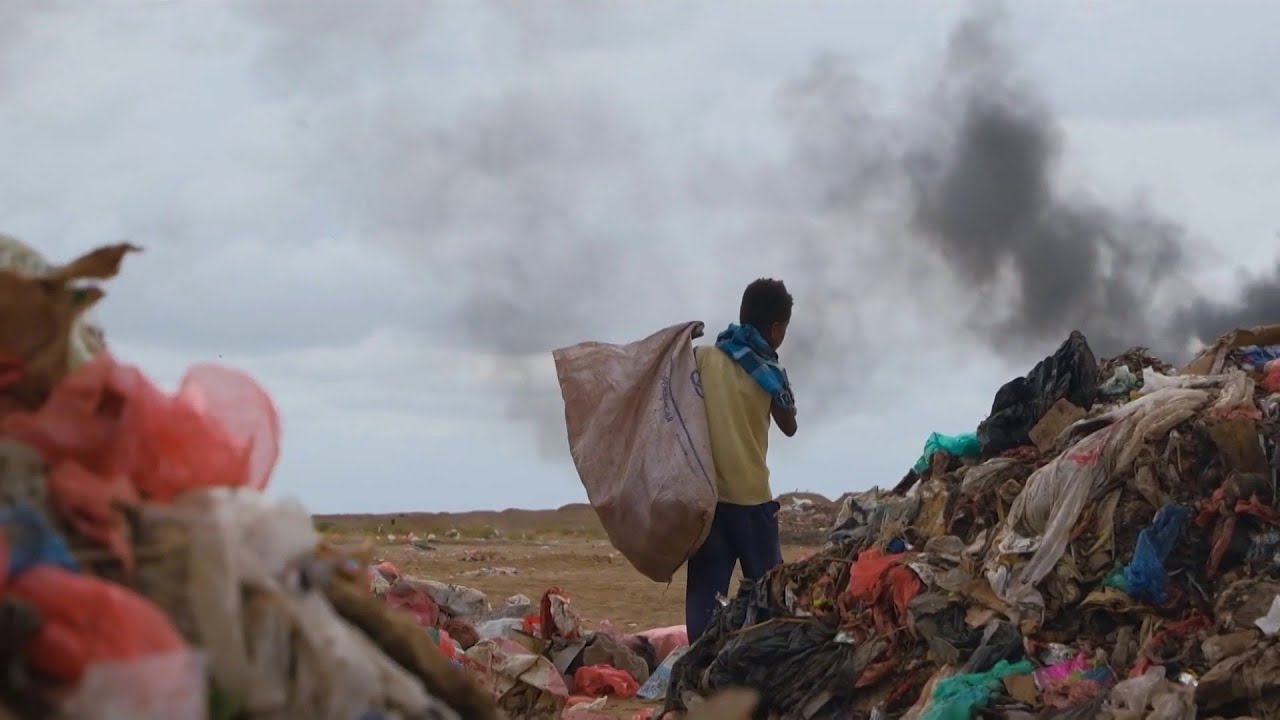 اليمن | عندما تصبح مكبات النفايات مقصداً لـ "سد الرمق"