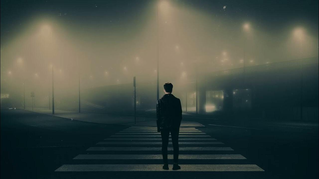 Спать в темноте. Пацан сидит в темноте. Человек ночью. Прогулка ночью. Человек в темноте на улице.