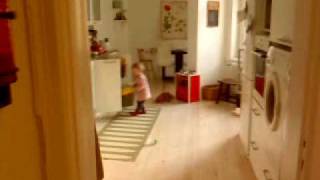 Dante Hjälper Till Med Soporna