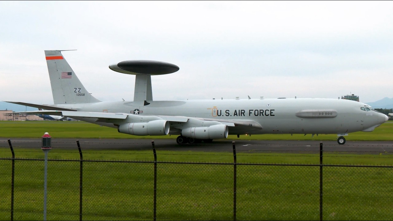 沖縄県の台風接近に伴い避難していたアメリカ空軍 早期警戒管制機E-3