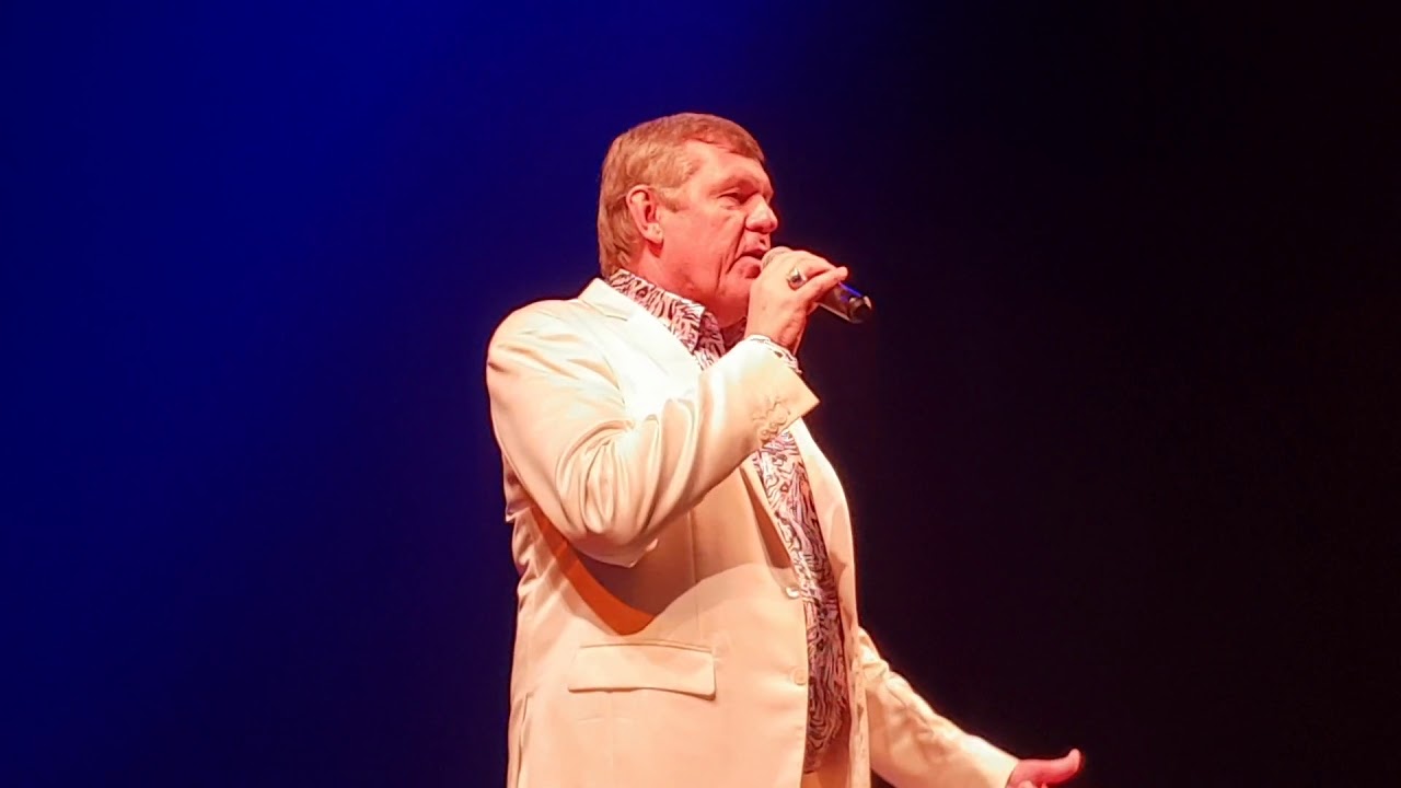 "Шансоньетка" Александр Новиков в Хабаровске поет вживую - YouTube