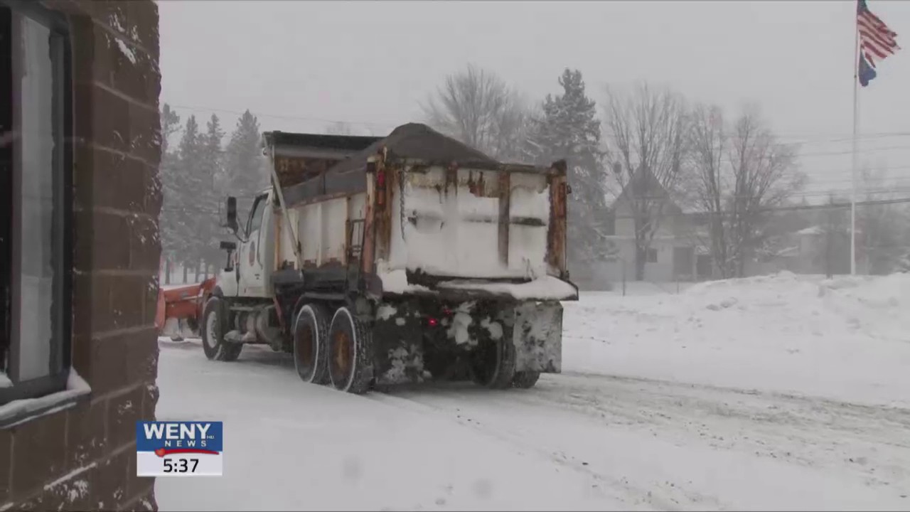 Clearing the Roads in a Winter Storm - YouTube