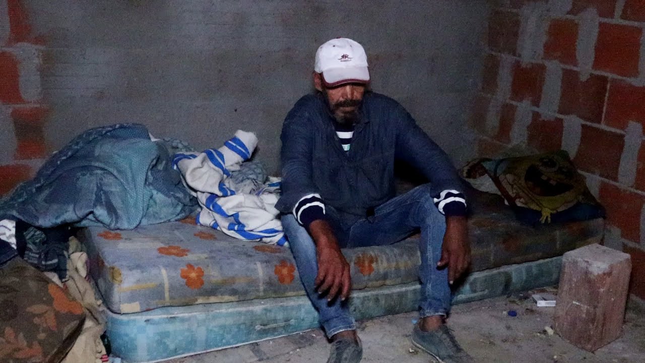 برنامج عالم الليل 14 / يجمع بعض المليمات من بيع البلاستيك ويعيش متشرد ..همه الوحيد دفتر علاج  😞​​🇹🇳​