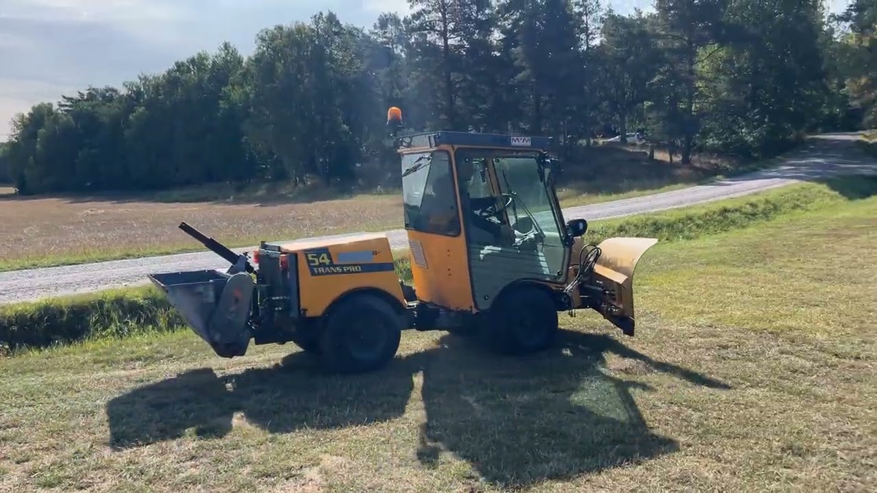 Redskapsbärare Belos Trans PRO 54 / Med vikplog och sandspridare