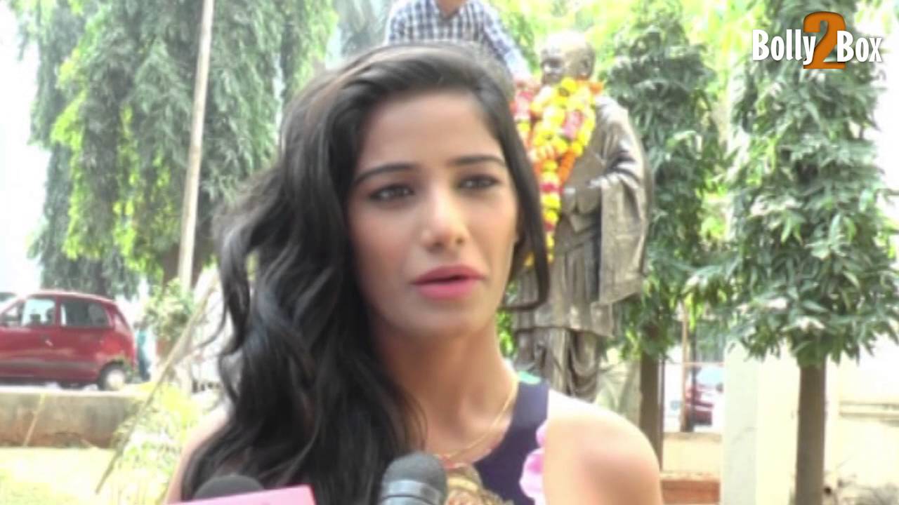 Poonam Pandey at Dadasaheb Phalke's 72nd death anniversary | Father of