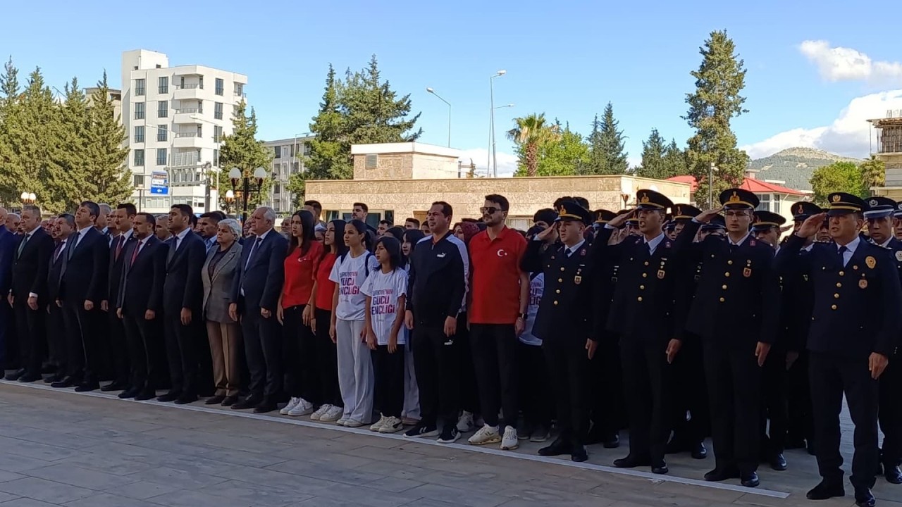 Adıyaman’da 19 Mayıs kutlamaları çelenk sunma töreniyle başladı