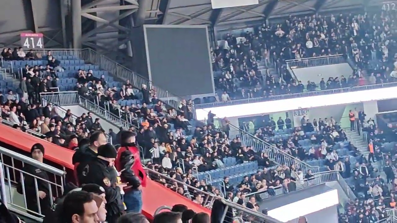 Fenerbahçe taraftarı kupa zaferini kutlarken, Beşiktaş taraftarının salondan ayrıldığı maç sonu