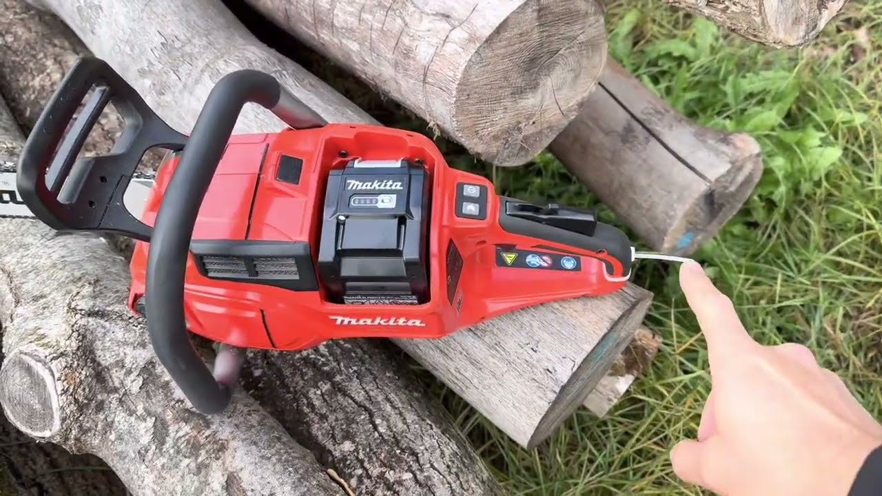Makita UC030G beim Brennholz sägen von Esche & Fichte Vollgas mit BL4080H Tabless-Zellen Akku 🔋 Test