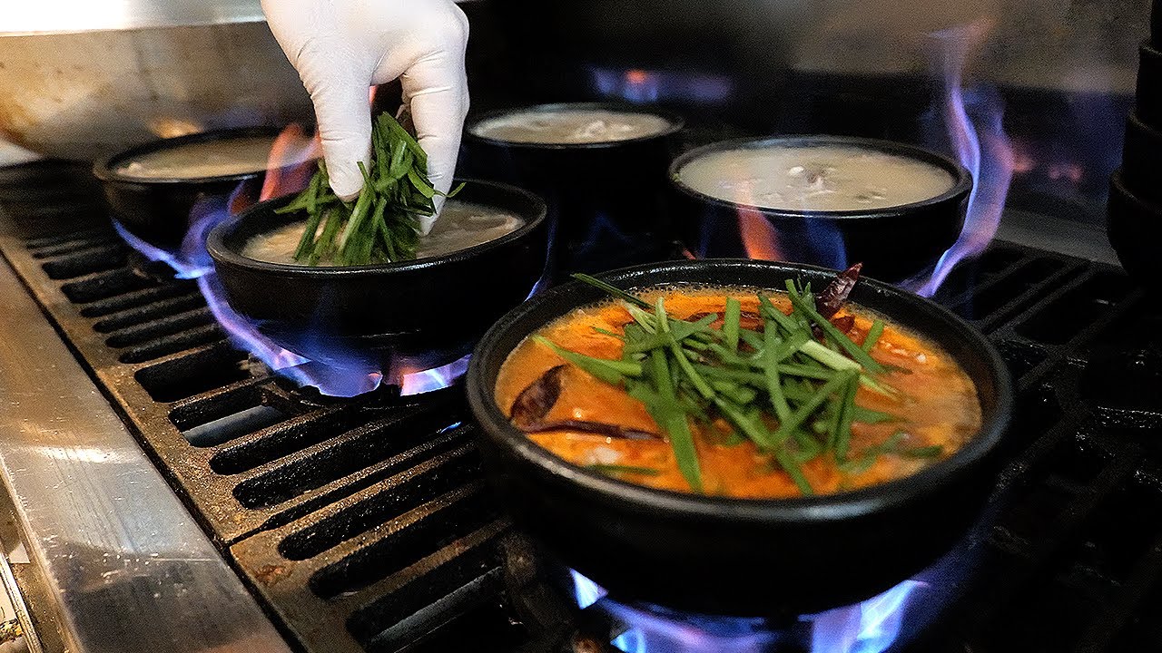 ⁣부산에서 유명한 돼지국밥! 무쇠 가마솥에 20시간 이상 끓인 사골 육수 / pork and rice soup - korean street food