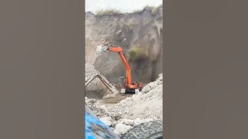 excavator hampir tertimbun longsor #nttpride #automobile #fypシ゚viral #excavator #viral #trending