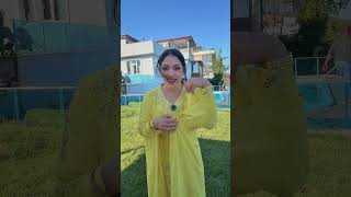 وربنا لسه شايفها حالا  انا كنت عايزه استغل الترند عشان لبسه اصفر بس شكلي اتحسدت بجد   سمعها