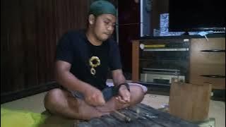 Musik tradisi suku dayak luangan sarun, terbuat dari kayu hutan