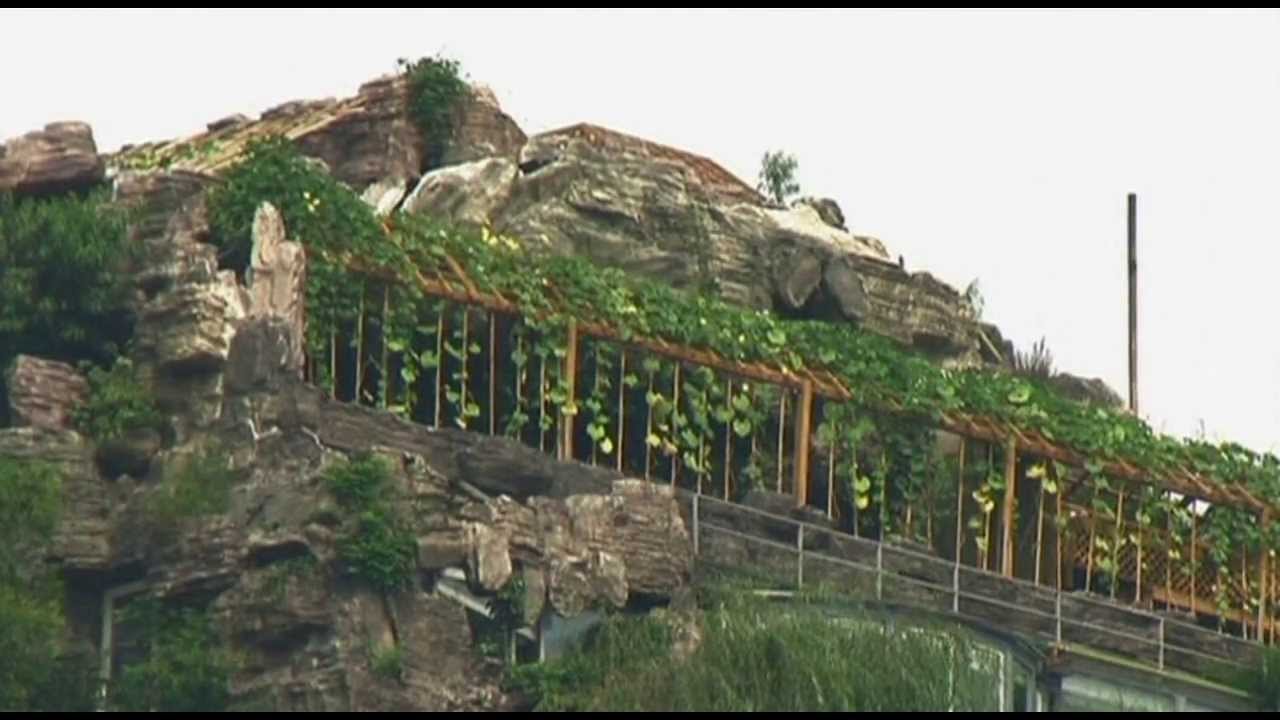 Film backdrop image for China: Beijing authorities to evict owner of luxury rooftop villa (2013)