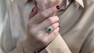 Vidéo: Bague en or gris 18k avec Emeraude ovale et diamants brillants vers 2000.  Taille 48