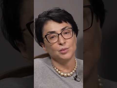 Реакция Пугачёвой на поход Лолиты на вечеринку Ивлеевой/Интервью каналу «Осторожно: Собчак» #shorts