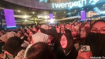 POV LAKI SENDIRI PALING DEPAN DAN YEL YEL WEARE1 RONY PARULIAN SEBELUM KONSER DI BSD CITY