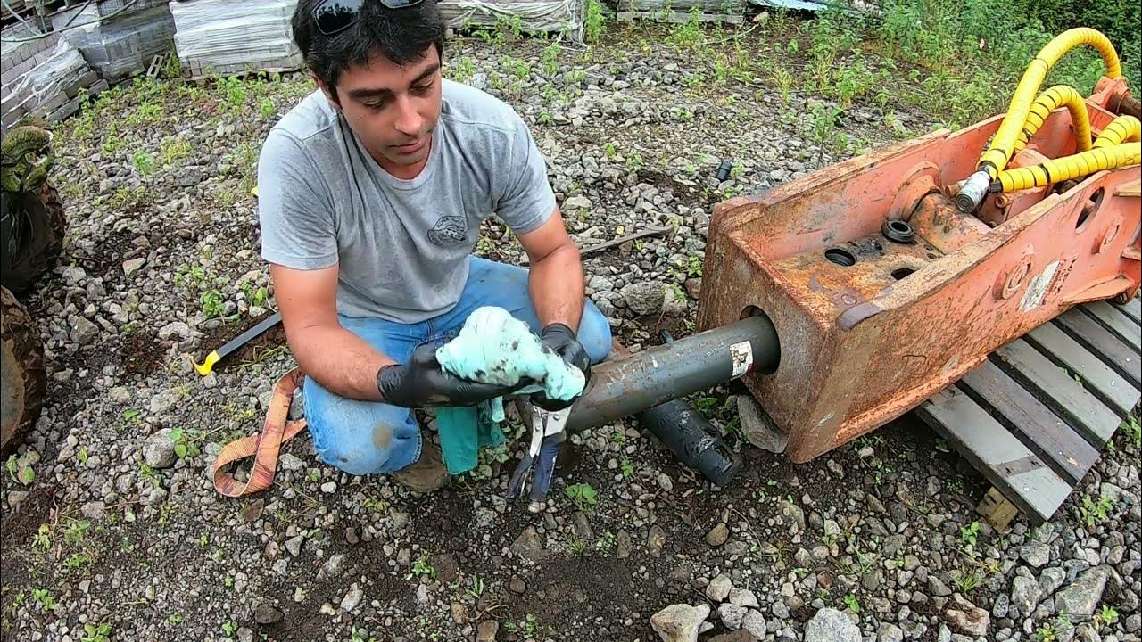 how-to-change-a-chisel-on-a-hydraulic-hammer-youtube