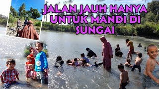 Anak Kota main ke desa , hanya untuk mandi di Sungai