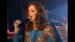 Leighton Meester Singing Somebody To Love Live