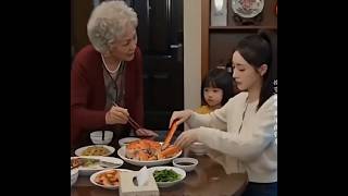 Con dâu dùng tiền của mình để mua cua, mẹ chồng thấy vậy liền bảo rằng cô lãng phí tiền của con trai