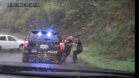 Virginia policeman saves fellow officer from oncoming car - DayDayNews
