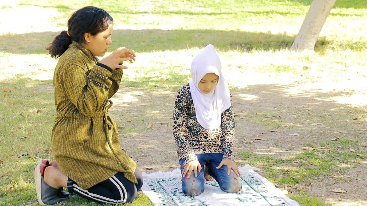 أخت جاحدة👹 تنتقم من أختها الصغيرة اثناء تاديتها للفريضه بسبب الغيرة😱