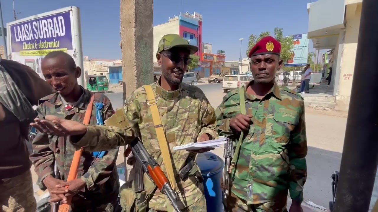 Daawo;-Ex Xildhibaan Ahmed Saakin Oo  Tuutaha iyo Qoriga u Qaatay Difaaca Dhulka SSC Wuxuuna Soo Ban