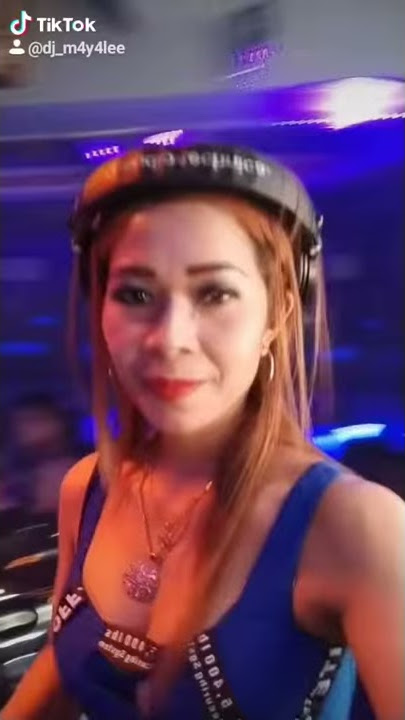 Gaun merah ' DJ Maya Lee