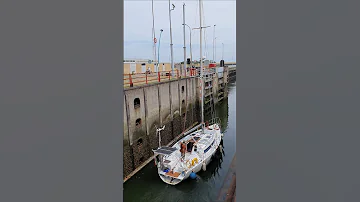 ??? Vlissingen Netherlands ???? Sluicebox @TravelwithHugoF  #boatlock #sluicebox #sluice #sluis