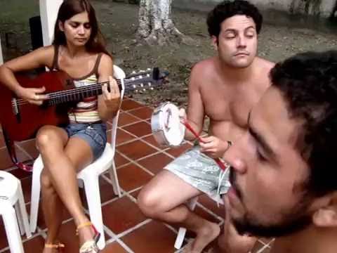 Adriana Dallo tocando na praia com Douglas e Guilh...