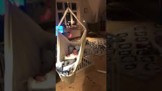 Les Joies Du Hamac Suspendu Pour Bebe Nonomo Sur Manipani Youtube