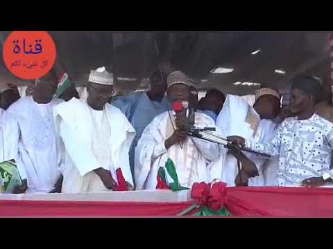 رئيس افريقيا تسقط به المنصة الى الهاوية هو و من معه ههههههههههه