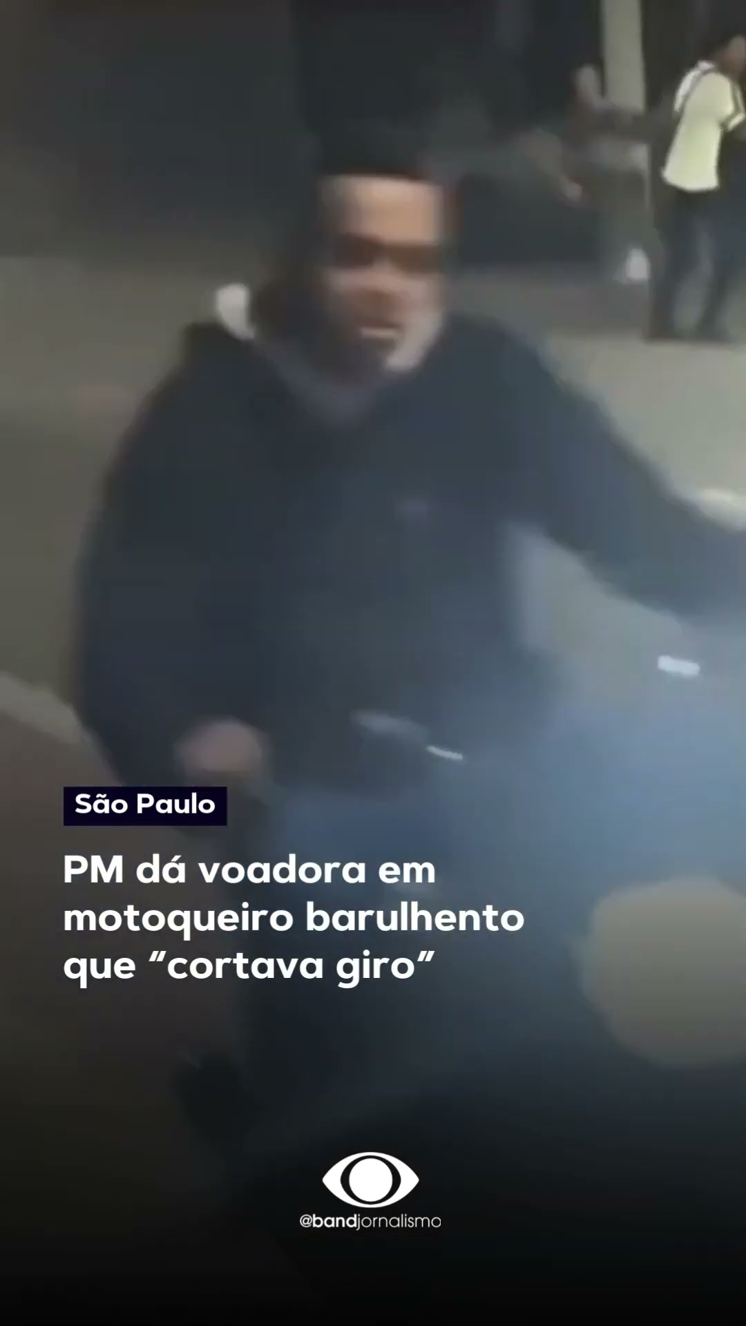 PM dá voadora em motoqueiro barulhento que “cortava giro” em SP #shorts