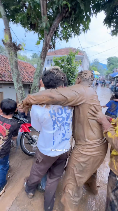 Diem Dipinggir jalan! Cewek Cantik Dipeluk Oleh Kuda Lumping