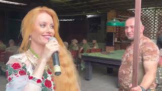 Заслужена артистка України 🇺🇦 Ярослава Руденко заспівала пісню «Всипте, хлопці…» для захисників.