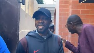Ousmane sonko heureux de revoir ses gardes du corps après leur libération