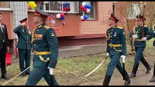 В Благовещенске провели мини-парад под окнами ветерана Алексея Лобачева