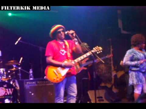 The Original Wailers : "3 Little Birds" Live in Te...