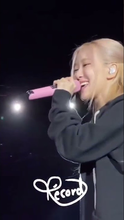Lisa couldn’t hear, she took ear piece off but song started and Rosé started singing in Lisa’s ear😂