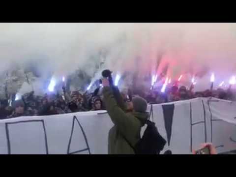 Файеры под Радой! Митингующие за военное положение в Киеве