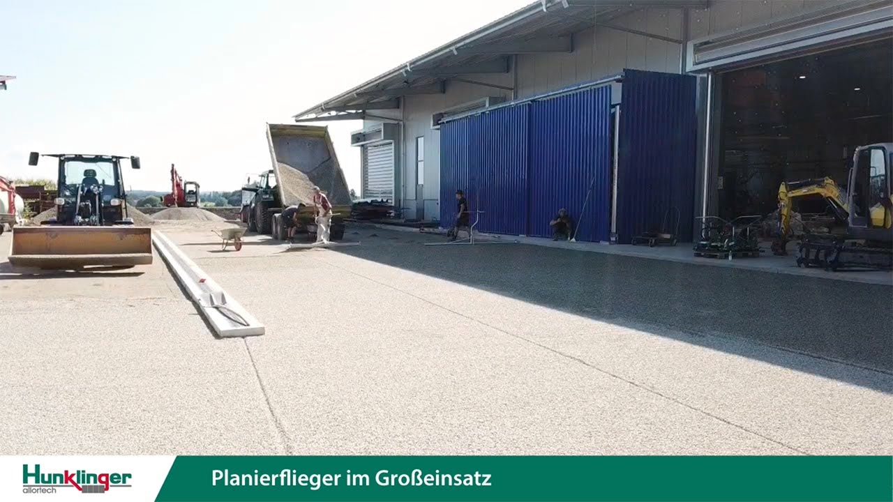 Planierflieger Hand-Abziehgerät von Hunklinger im Einsatz bei Erstellung von Splittplanum
