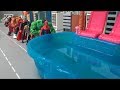 Spiderman 10 Super Heroes Enter swimming pool toys play 스파이더맨 10명 슈퍼히어로 수영장 들어가기 장난감 놀이