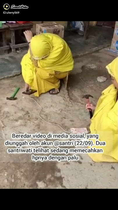 santri hancurkan hp dengan palu