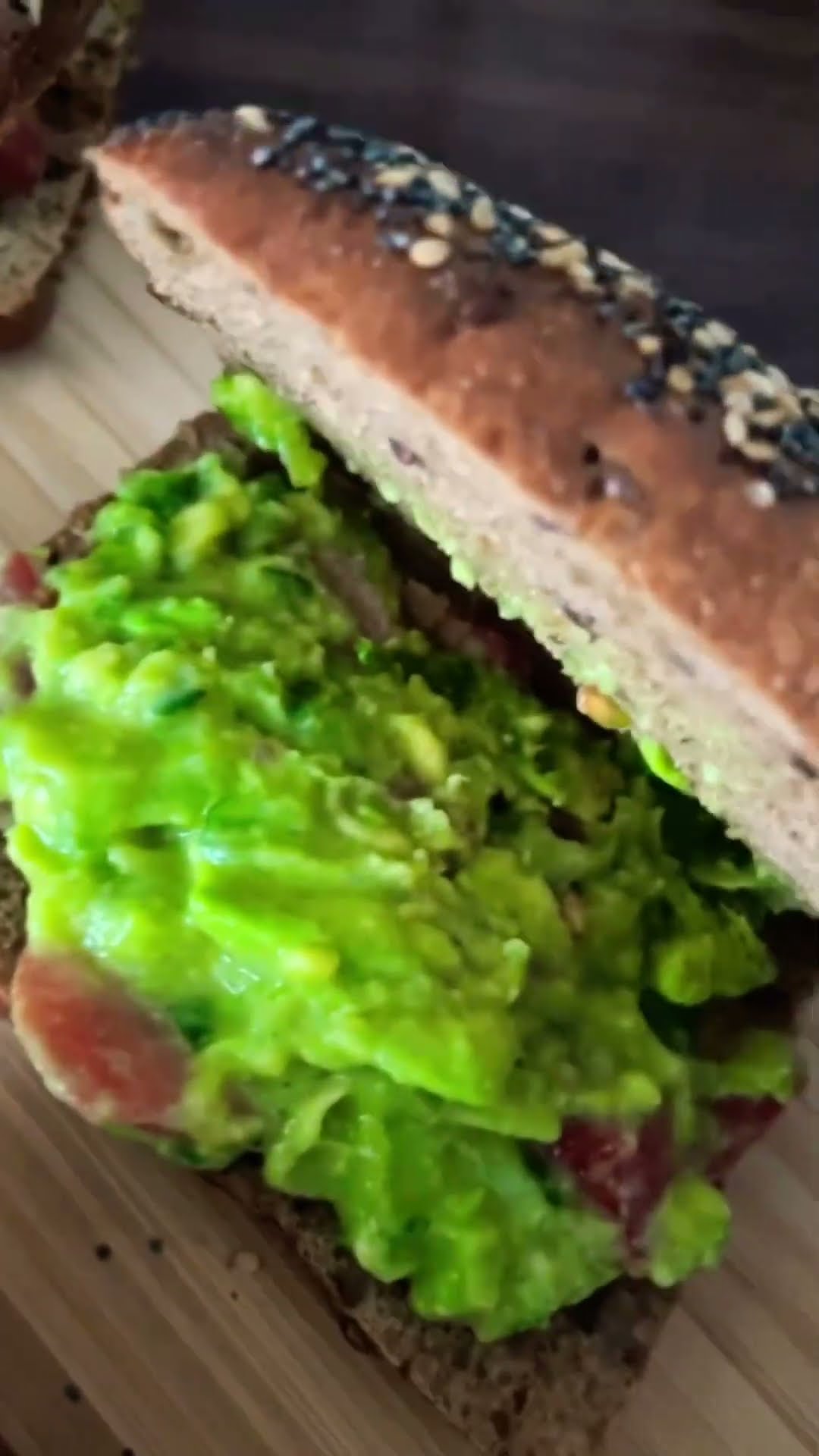 Ein leckeres Brötchen zum Frühstück😋Zutaten Avocado,Gurken,Tomaten ...