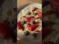 Хелсі десерт всього за 5 хвилин 🥰 Йогурт + улюблені ягоди + горіхи - все в морозилку і готово!