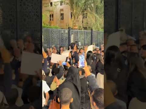 قاعد مع صاحبي عادي فاجأه لاقينا الرئيس ماشي من جمبنا