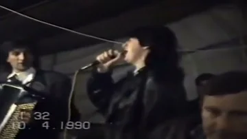jasar ahmedovski jede mikrofon