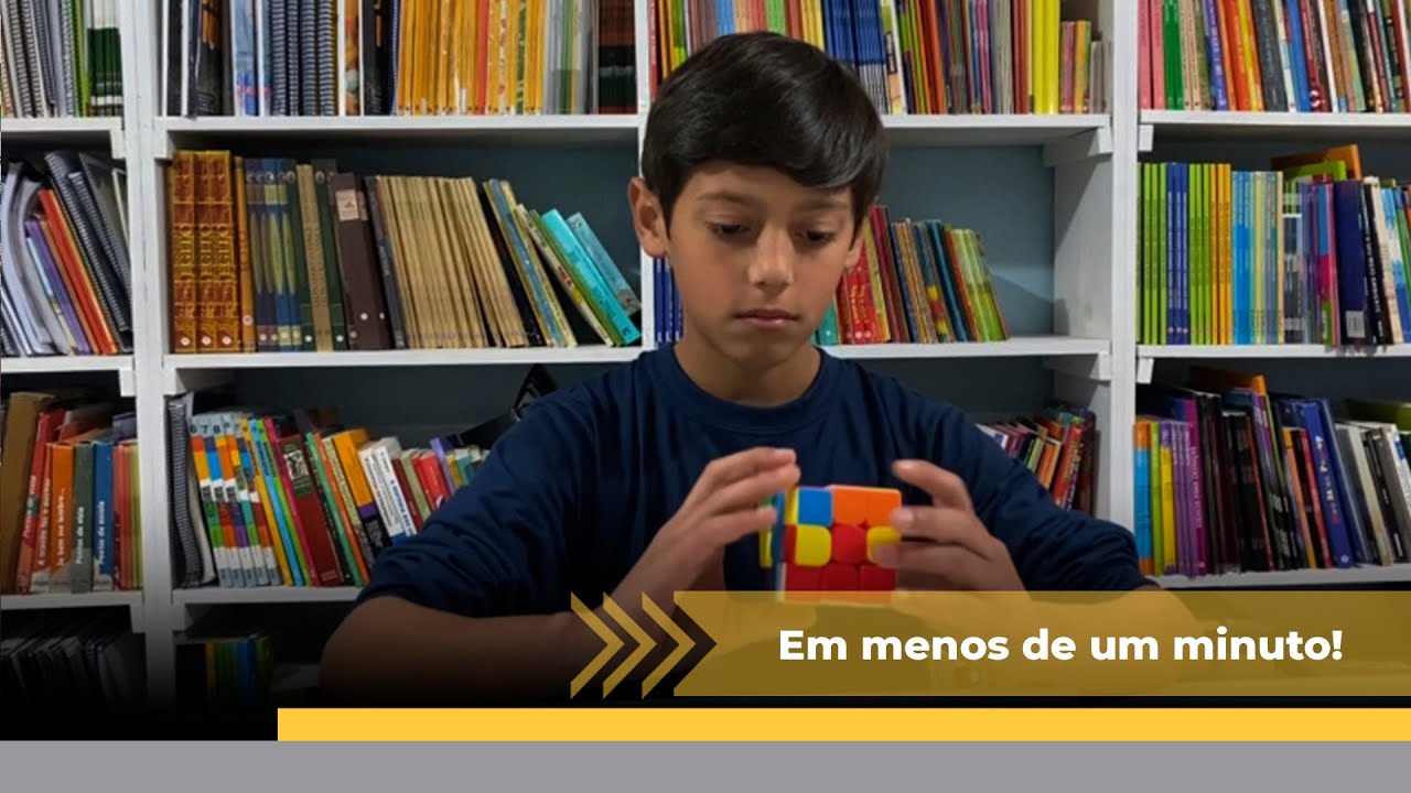 Menino de 9 anos resolve cubo mágico em menos de 5 segundos e quebra  recorde do Guinness. Assista!