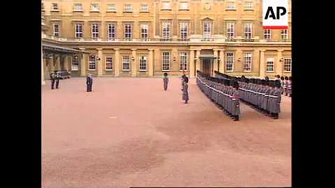 UK: LONDON: QUEEN ELIZABETH GREETS US PRESIDENT CL...